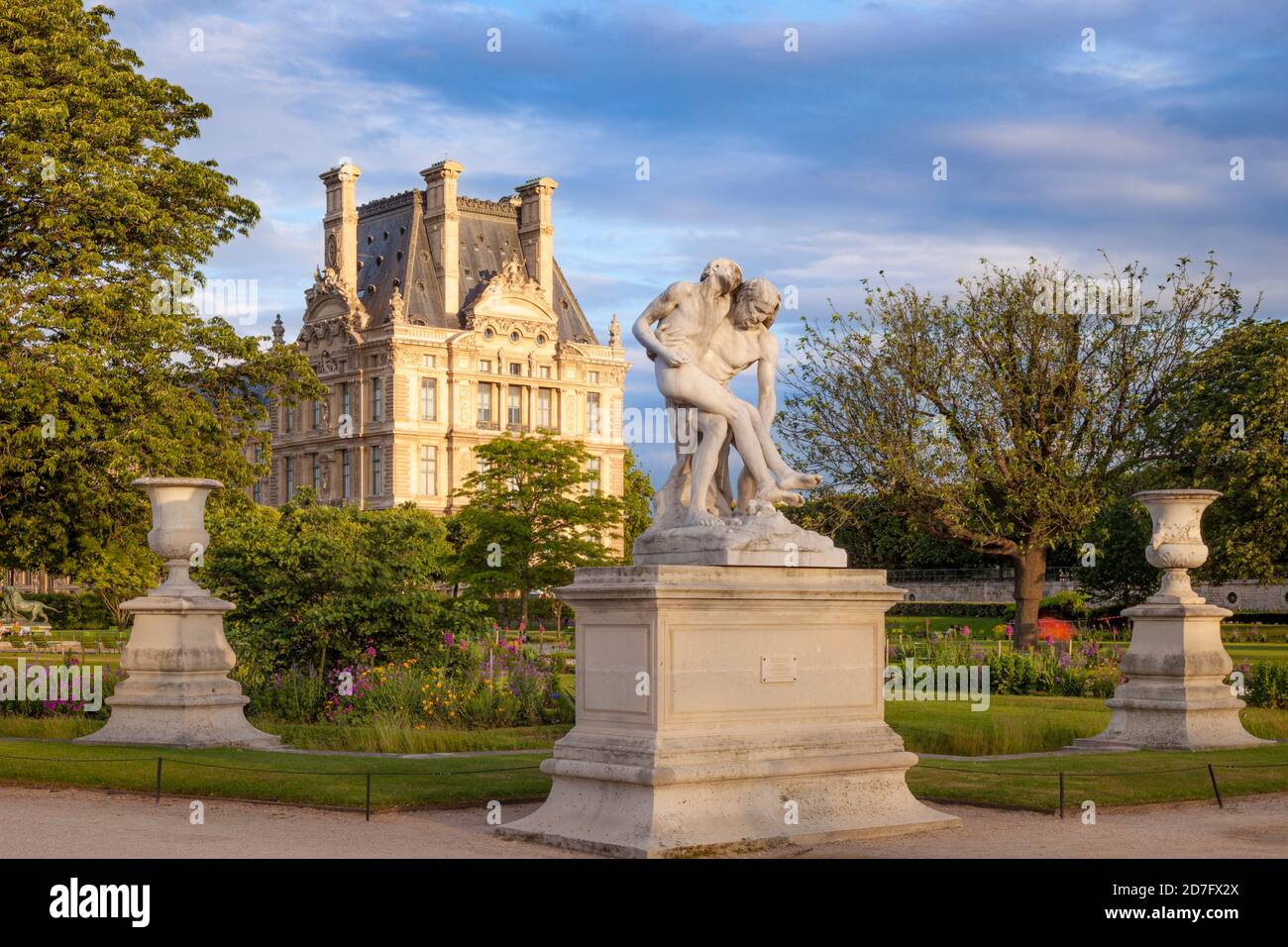 Statue du bon Samaritain - le bon Samaritain, au jardin des Tuileries avec le musée du Louvre au-delà, Paris France Banque D'Images