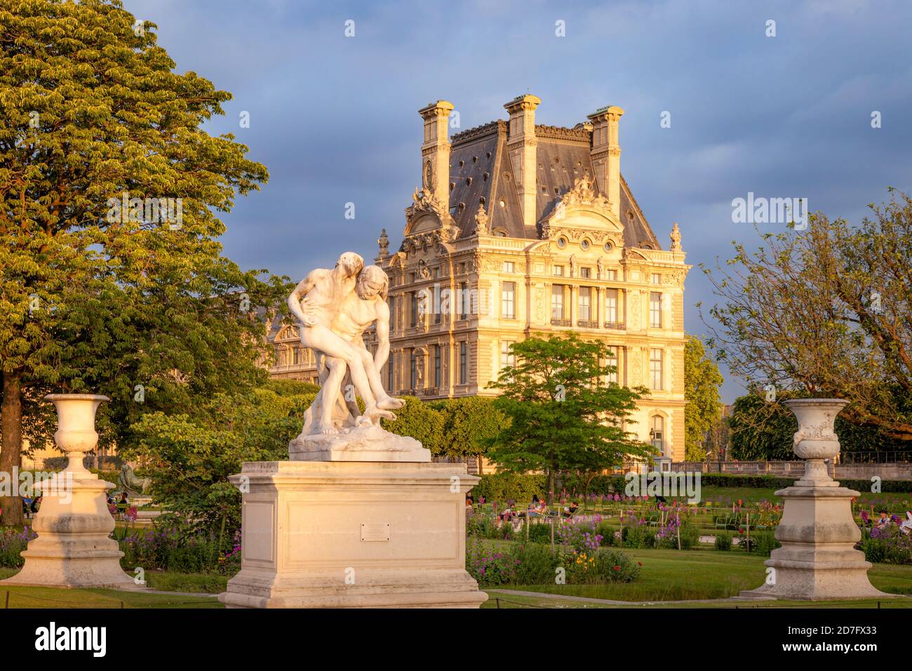 Statue de bon Samaritain au jardin des Tuileries avec musée du Louvre au-delà, Paris France Banque D'Images