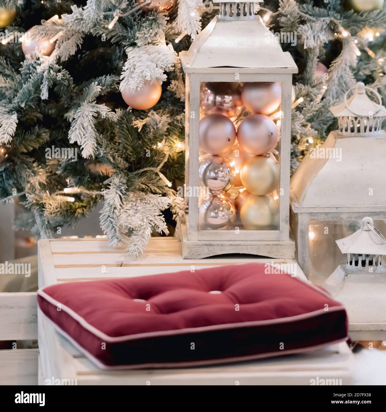 L'hiver et la lampe sur le canapé en bois près de l'arbre de noël. Intérieur confortable de maison de vacances vintage Banque D'Images