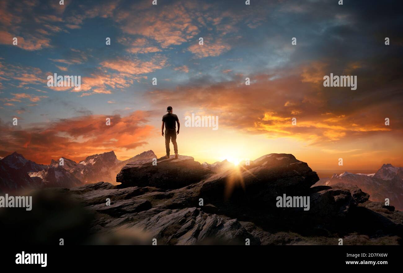 Un homme debout au sommet d'une montagne alors que le soleil commence à se coucher. Concept des buts, des espoirs et des aspirations. Composition de photos. Banque D'Images