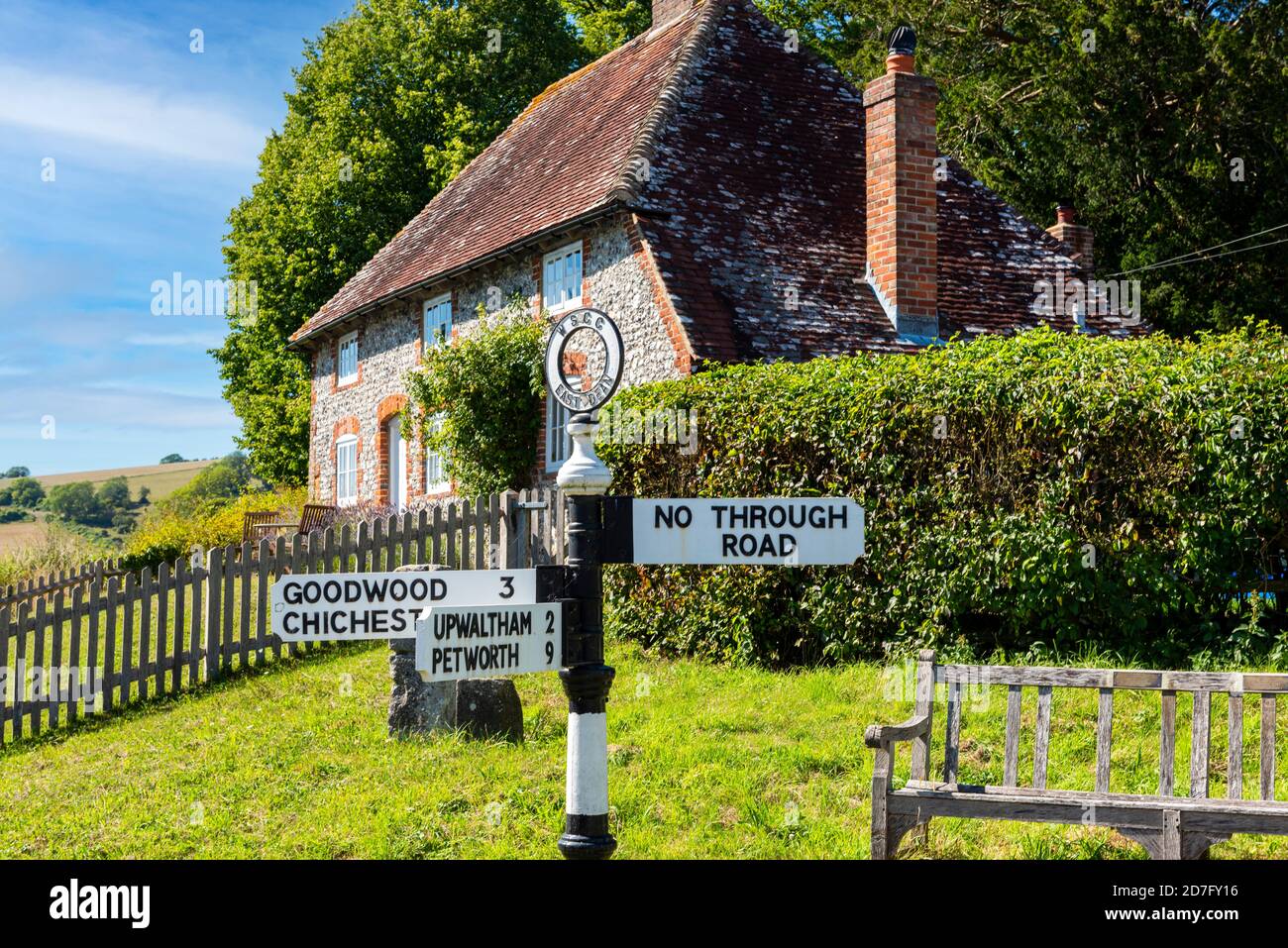 Une signalisation routière dans le village de East Dean au pied des South Downs à West Sussex, Angleterre, Royaume-Uni Banque D'Images