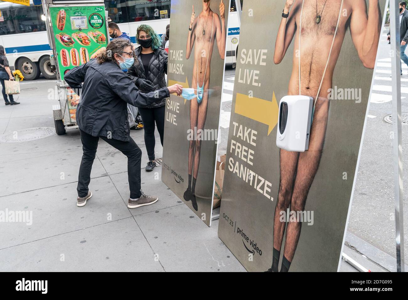 New York, États-Unis. 22 octobre 2020. Une femme prend le masque facial de la découpe de Sache Baron Cohen pendant la promotion du nouveau film Borat Moviefilm subséquent produit par Amazon vidéo vu sur Union Square à New York, le 22 octobre 2020. (Photo de Lev Radin/Sipa USA) crédit: SIPA USA/Alay Live News Banque D'Images