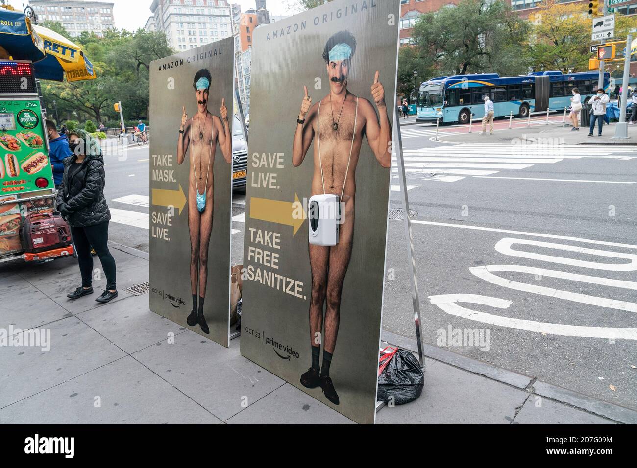 New York, États-Unis. 22 octobre 2020. Promotion du nouveau film Borat Moviefilm produit par Amazon video vu sur Union Square à New York, le 22 octobre 2020. (Photo de Lev Radin/Sipa USA) crédit: SIPA USA/Alay Live News Banque D'Images