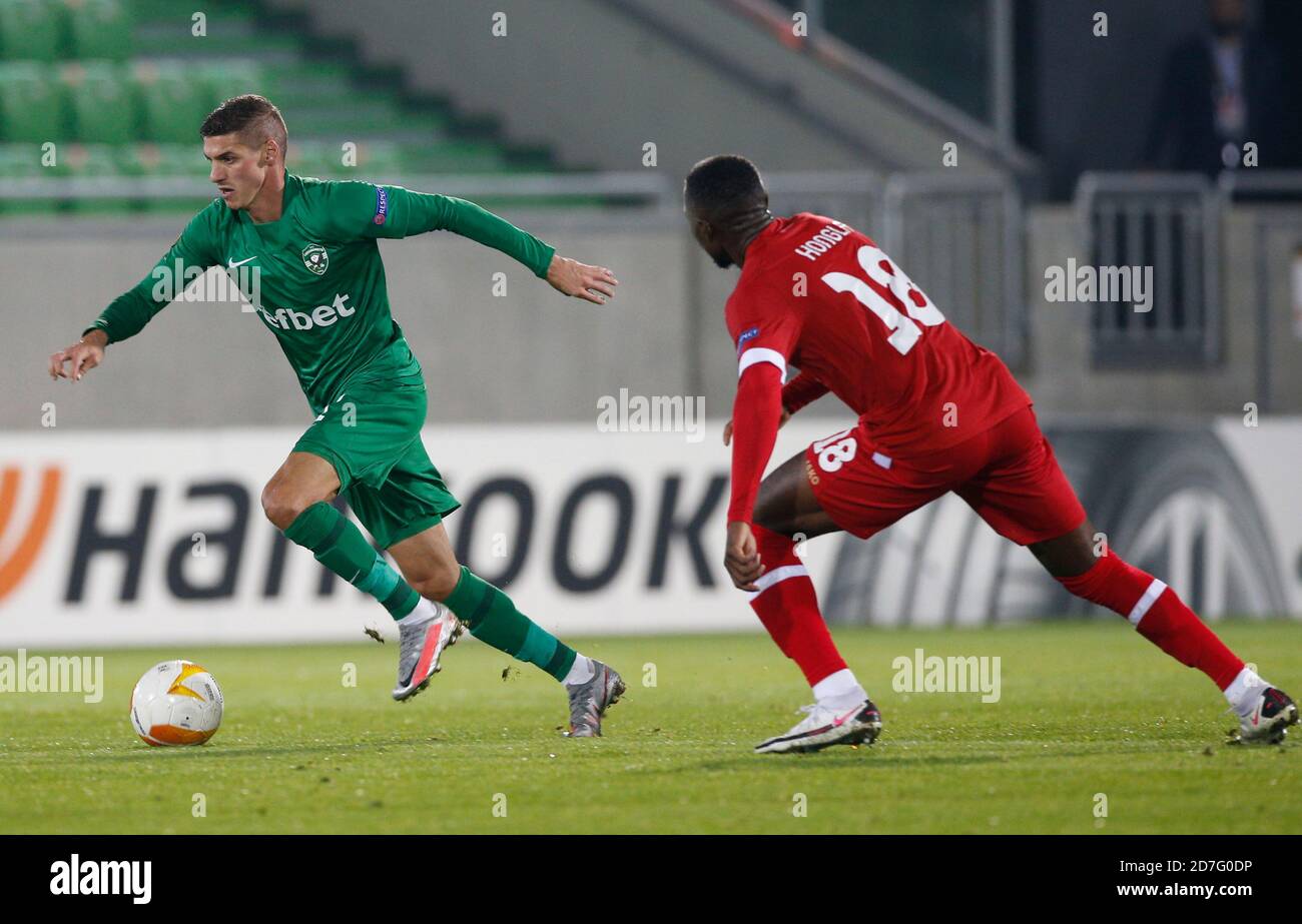 RAZGRAD, BULGARIE - OCTOBRE 22 : Martin Hongla, d'Anvers Kiril Despodov, de Ludogorets, est en compétition lors du match du groupe J de l'UEFA Europa League entre le PFC Ludogorets Razgrad et Royal Anvers à l'arène Ludogorets, le 22 octobre 2020 à Razgrad, en Bulgarie. (Photo par Nikola Krstic/MB Media) Banque D'Images