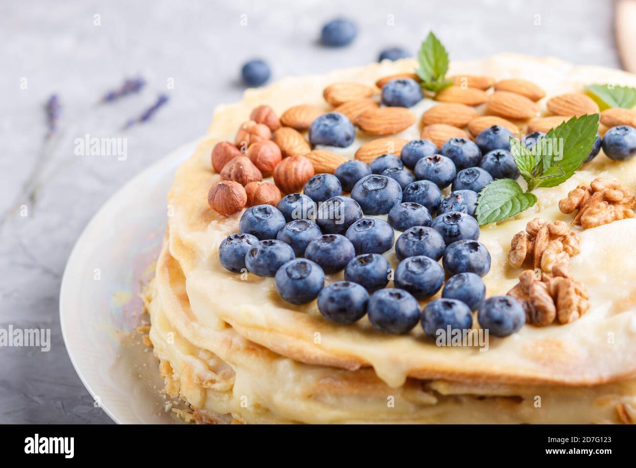 Gateau Napoleon Maison Avec Creme Au Lait Decoration Avec Myrtille Amandes Noix Noisettes Menthe Sur Fond De Beton Gris Vue Laterale Photo Stock Alamy