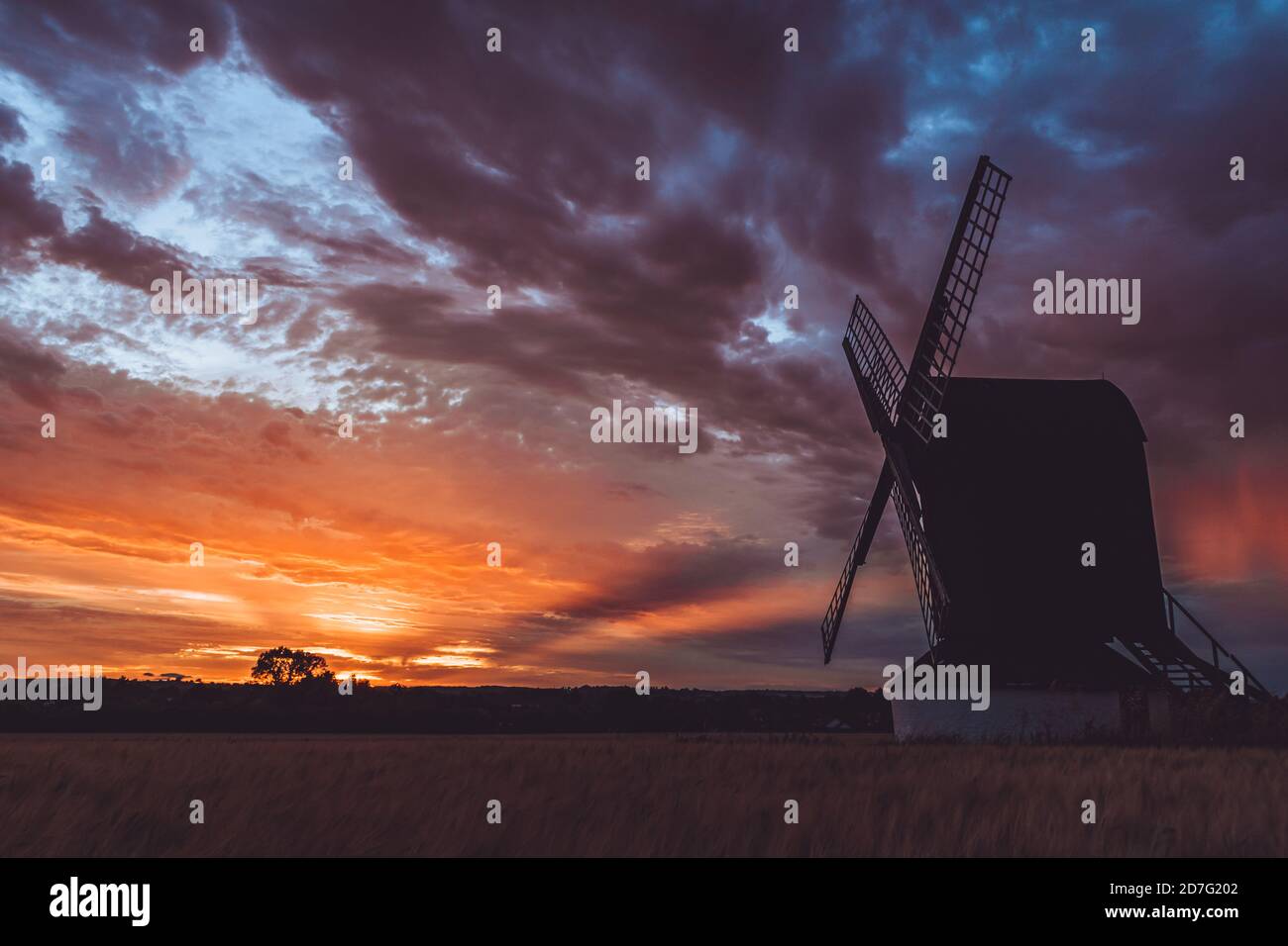 Pitstone, Royaume-Uni - 31 juillet 2020 : vue imprenable sur le paysage au coucher du soleil pour le moulin de Pitstone avec ciel nuageux spectaculaire et belles couleurs de soleil Banque D'Images