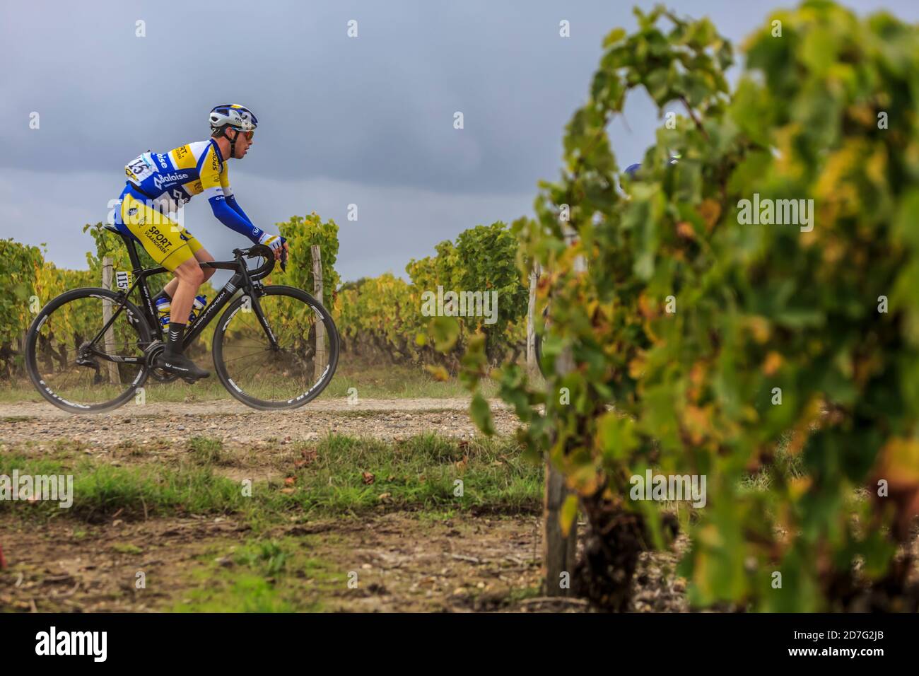 Noizay, France - 11 octobre 2020 : le cycliste belge Thimo Willems de Team Sport Vlaanderen-Baloise à cheval dans les vignobles de Paris-Tours 2020 Banque D'Images