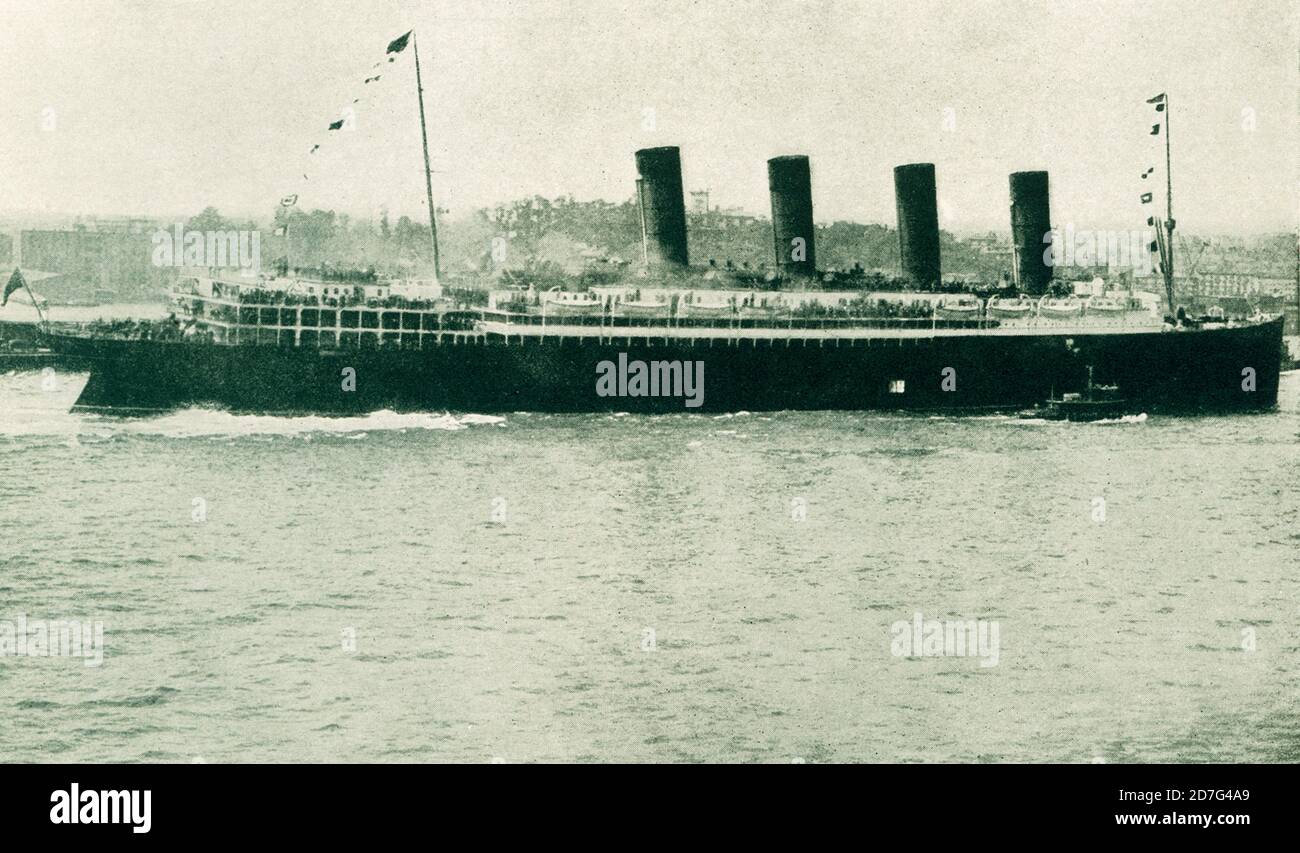 La légende de cette photo de 1916 se lit comme suit : le grand paquebot Lusitania qui a été torpillé par un sous-marin allemand non loin de Old Kinsake Haed en Irlande en mai 7 1915 Banque D'Images