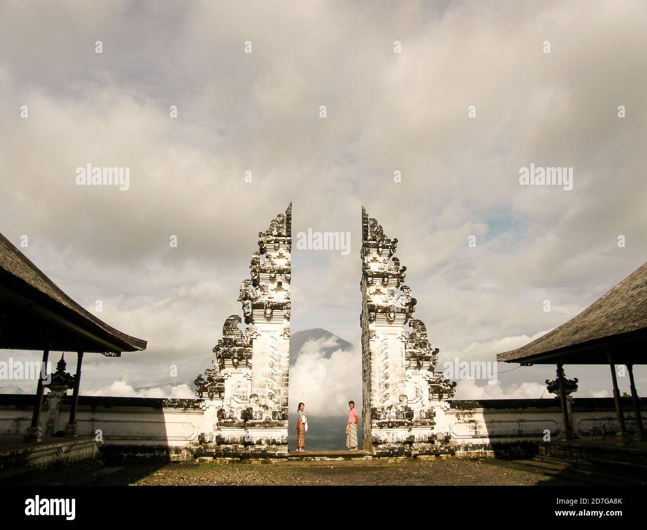 Le temple de Lempuyang est le plus haut temple de Bali. Ici, vous verrez la célèbre porte du ciel avec vue sur le volcan Agung, le plus grand volcan de Bali Banque D'Images