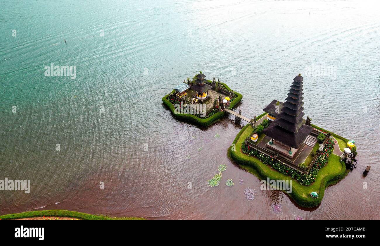 Pura Ulun Danu Bratan est l'un des temples dans Bali près du lac Banque D'Images