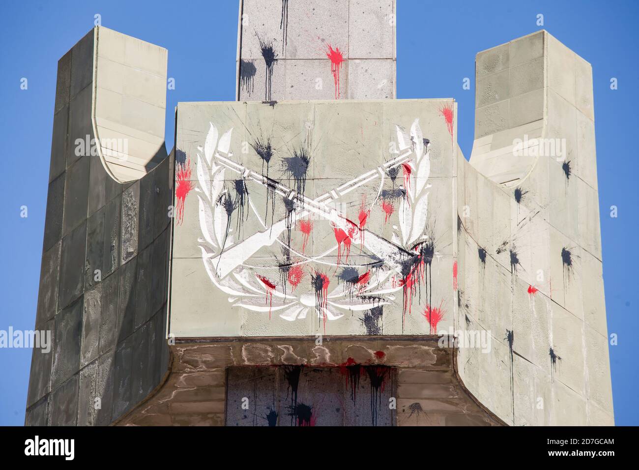 SANTIAGO, CHILI-18 OCTOBRE 2020 - Monument aux martyrs des Carabineros (police chilienne) vandalisé au cours d'une année de manifestations de l'outb social Banque D'Images