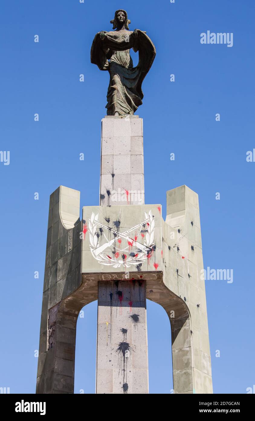 SANTIAGO, CHILI-18 OCTOBRE 2020 - Monument aux martyrs des Carabineros (police chilienne) vandalisé au cours d'une année de manifestations de l'outb social Banque D'Images