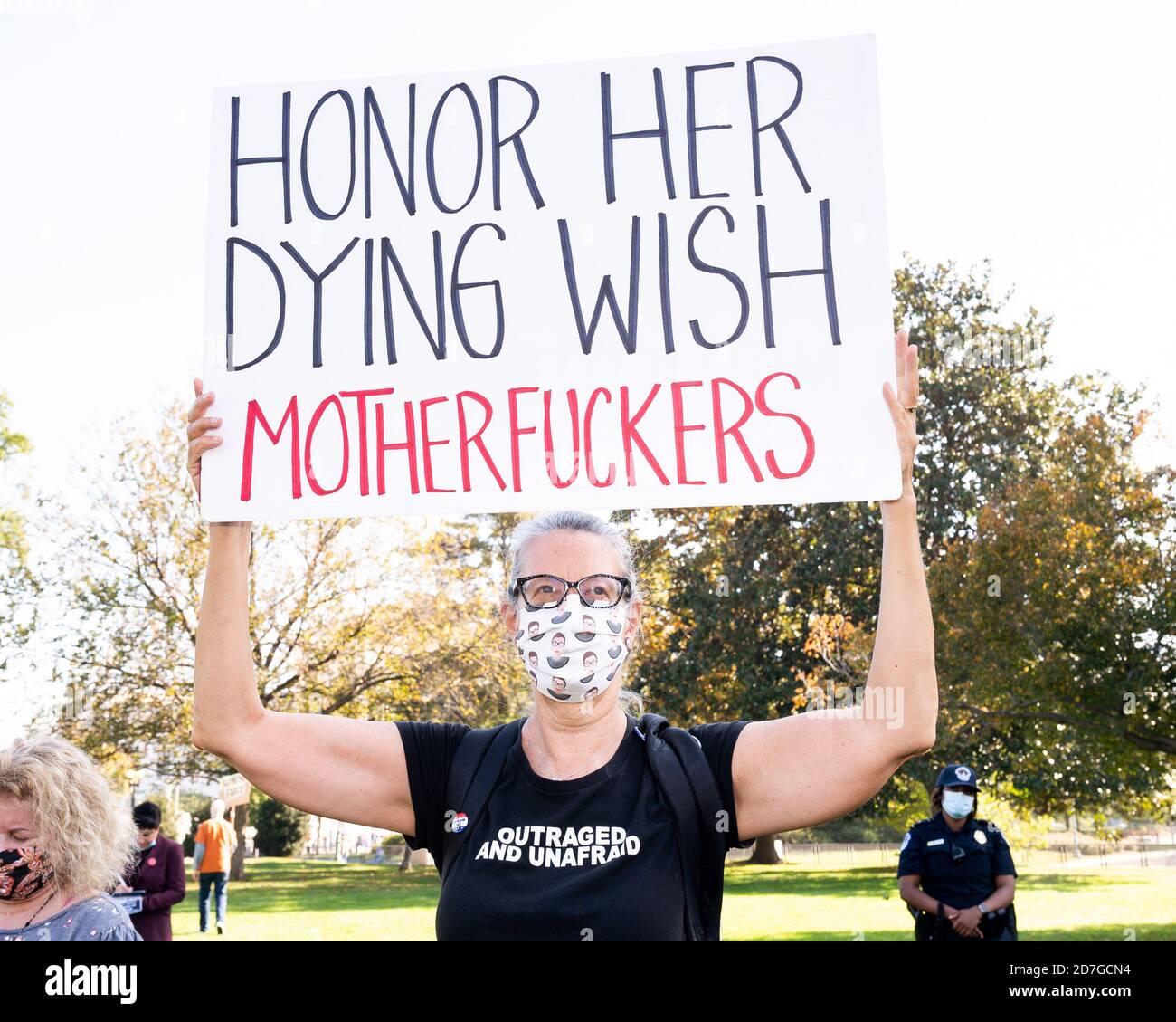 Washington, États-Unis. 22 octobre 2020. Une femme portant un masque facial tient une étiquette qui rend hommage à son souhait de mourir Motherf*** lors d'une protestation contre la confirmation d'Amy Coney Barrett à la Cour suprême. Crédit : SOPA Images Limited/Alamy Live News Banque D'Images