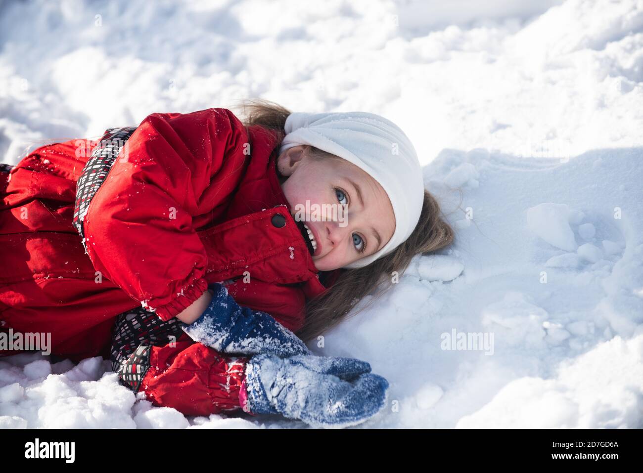 Hiver enfant fille posant dans la neige. Banque D'Images