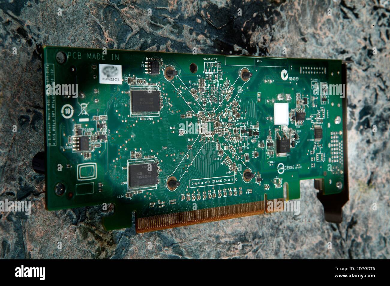 Un circuit intégré est un ensemble de circuits électroniques sur un petit morceau plat de matériau semi-conducteur qui est normalement le silicium. Banque D'Images
