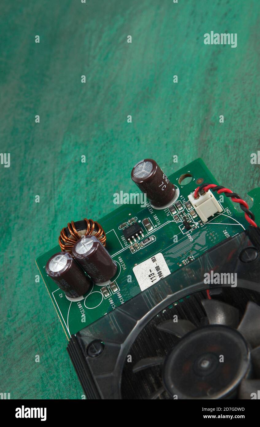 Un circuit intégré est un ensemble de circuits électroniques sur un petit morceau plat de matériau semi-conducteur qui est normalement le silicium. Banque D'Images