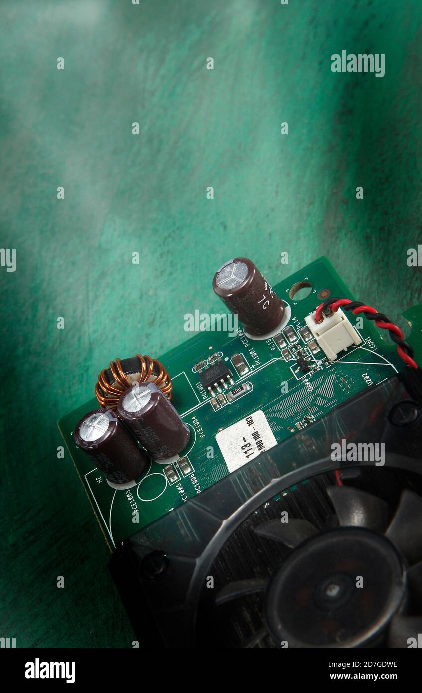 Un circuit intégré est un ensemble de circuits électroniques sur un petit morceau plat de matériau semi-conducteur qui est normalement le silicium. Banque D'Images