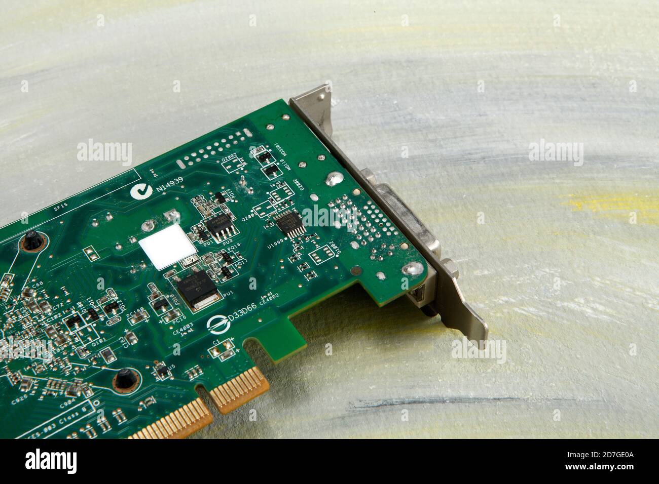 Un circuit intégré est un ensemble de circuits électroniques sur un petit morceau plat de matériau semi-conducteur qui est normalement le silicium. Banque D'Images