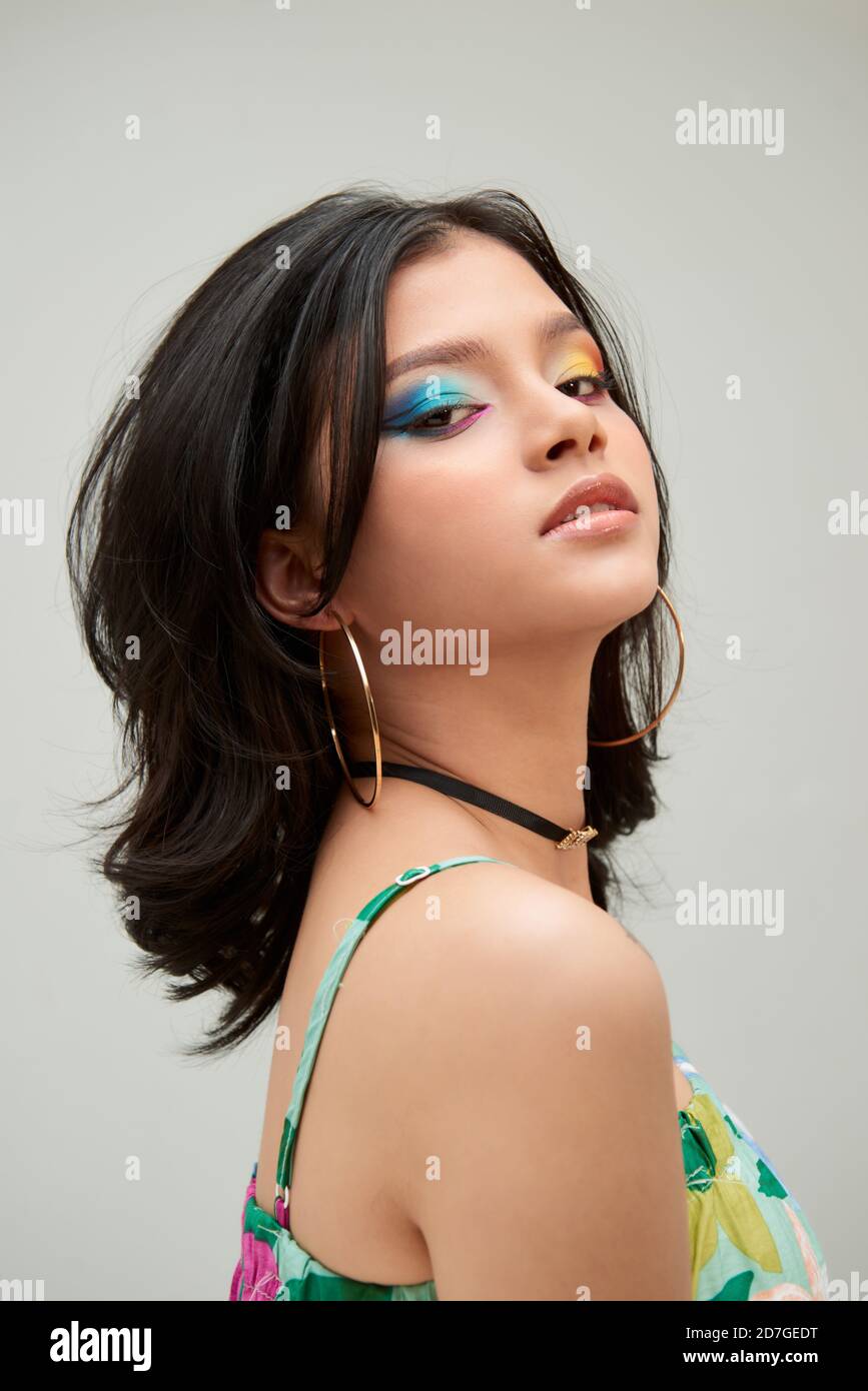 Belle femme charme maquillage sur fond blanc luxueux studio modèle Photo  Stock - Alamy