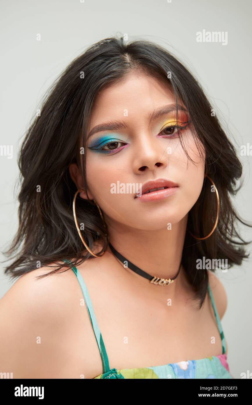 Photo de mode. Portrait d'une belle jeune femme au maquillage tendance avec des flèches arc-en-ciel. Maquillage et cosmétiques. Banque D'Images