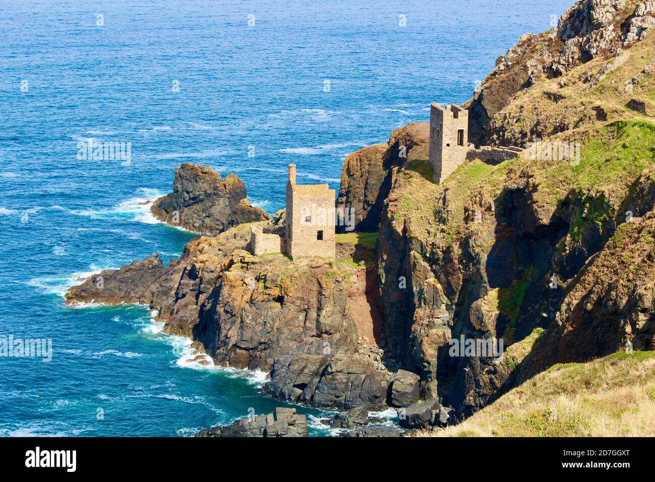 Bâtiments de mine d'étain disused sur les falaises de la côte nord de l'Atlantique, Botallack, Cornwall, Angleterre, Royaume-Uni Banque D'Images