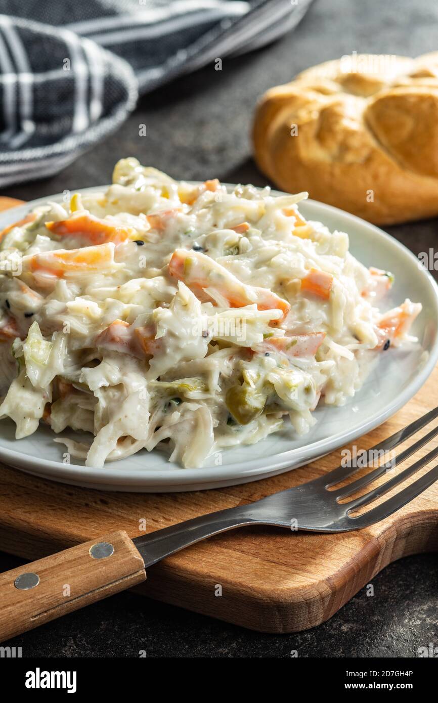 Loi de la coleslaw. Salade de chou blanc râpé et carotte râpée avec mayonnaise sur l'assiette. Banque D'Images