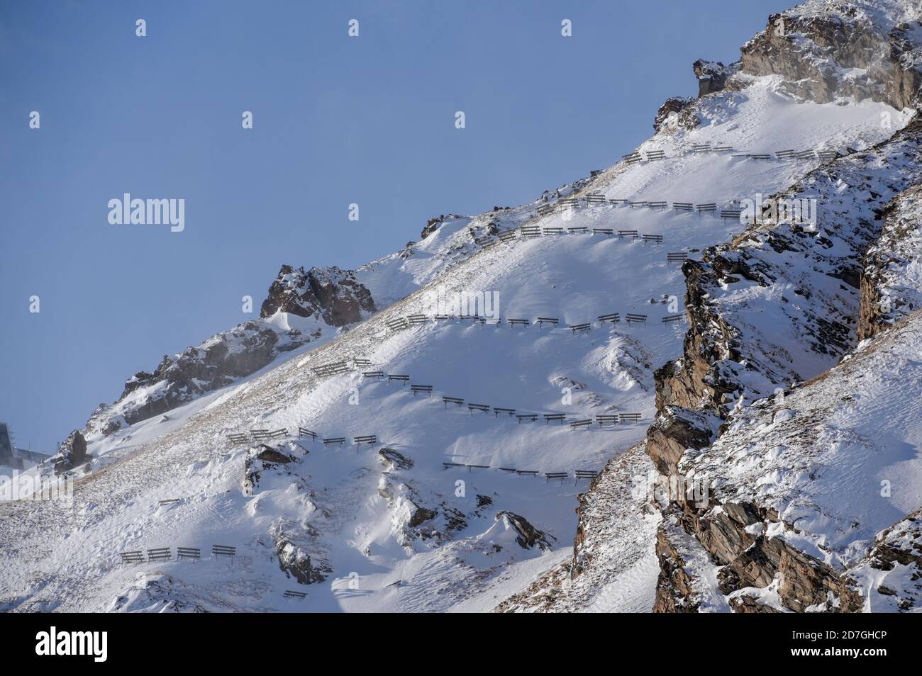 construction anti-avalanche en haute montagne avec neige blanche en hiver, station de ski Banque D'Images