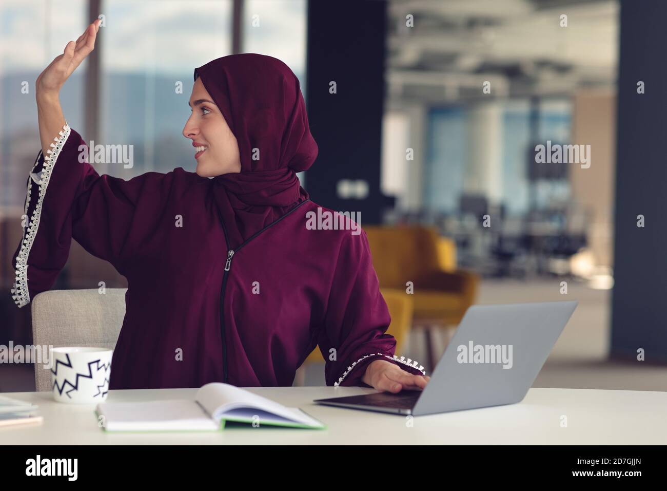 jeune femme d'affaires musulmane professionnelle utilisant un ordinateur portable de tablette numérique au travail Banque D'Images