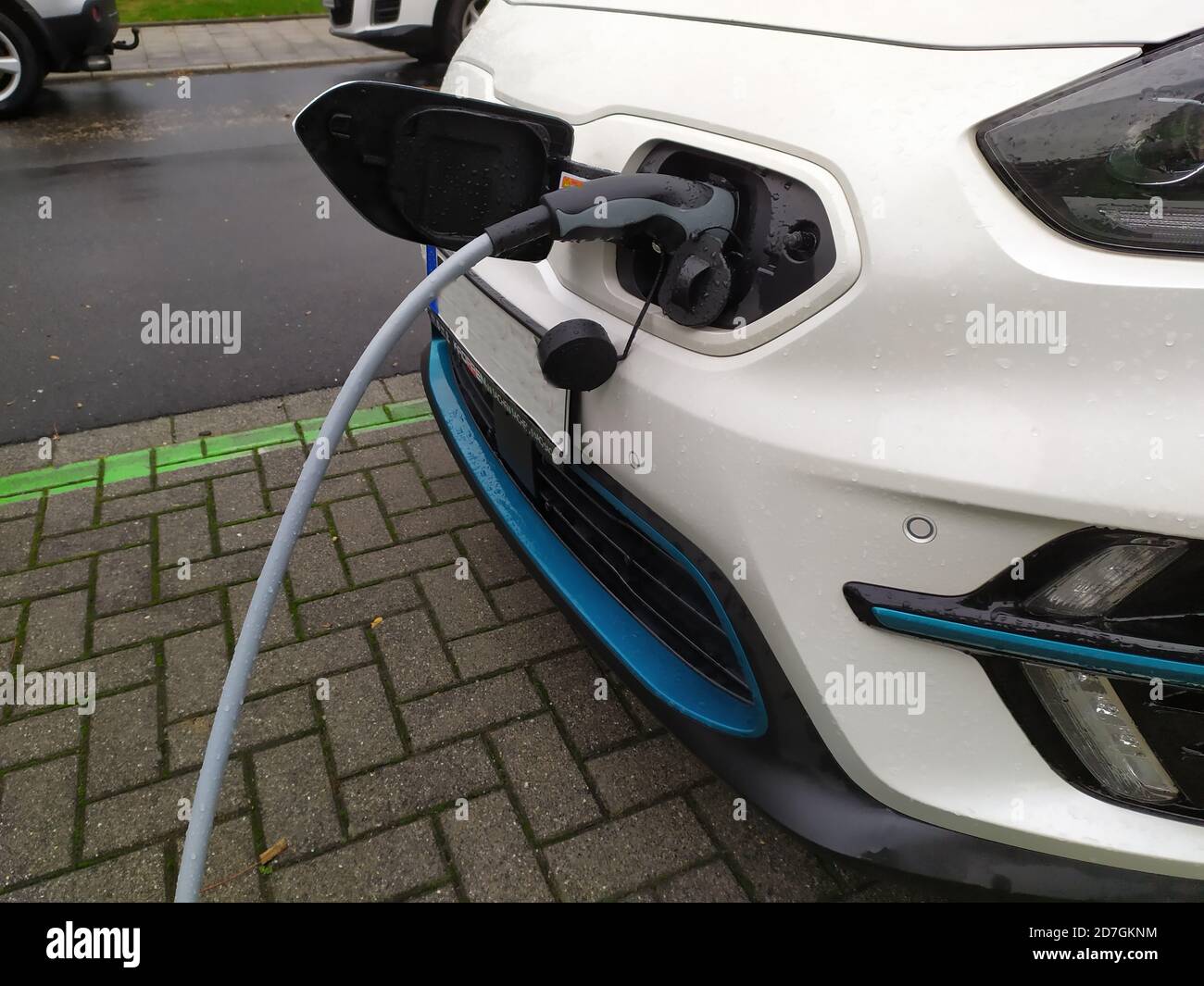 Recharge de voiture électrique à une station de charge à énergie renouvelable pour la mobilité écologique en tant que technologie innovante avec câble enfichable pour faire le plein de la batterie Banque D'Images