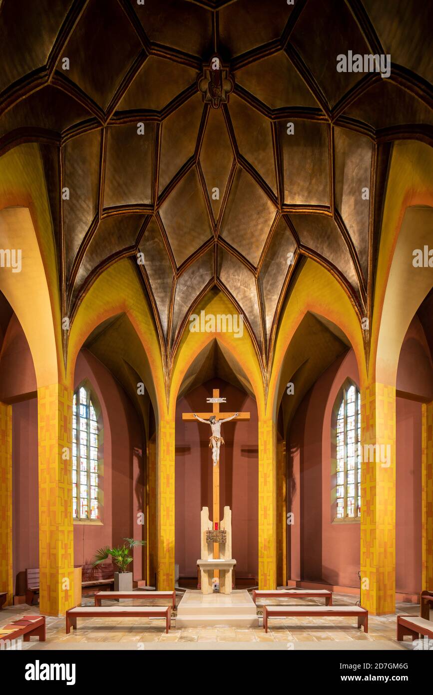 Geislingen (Zollernalbkreis), Pfarrkirche St. Ulrich, Sankt Ulrich, 1927 bis 1928 von den Architekten Lütkemeier, Schilling erbaut, Chor mit Sterng Banque D'Images