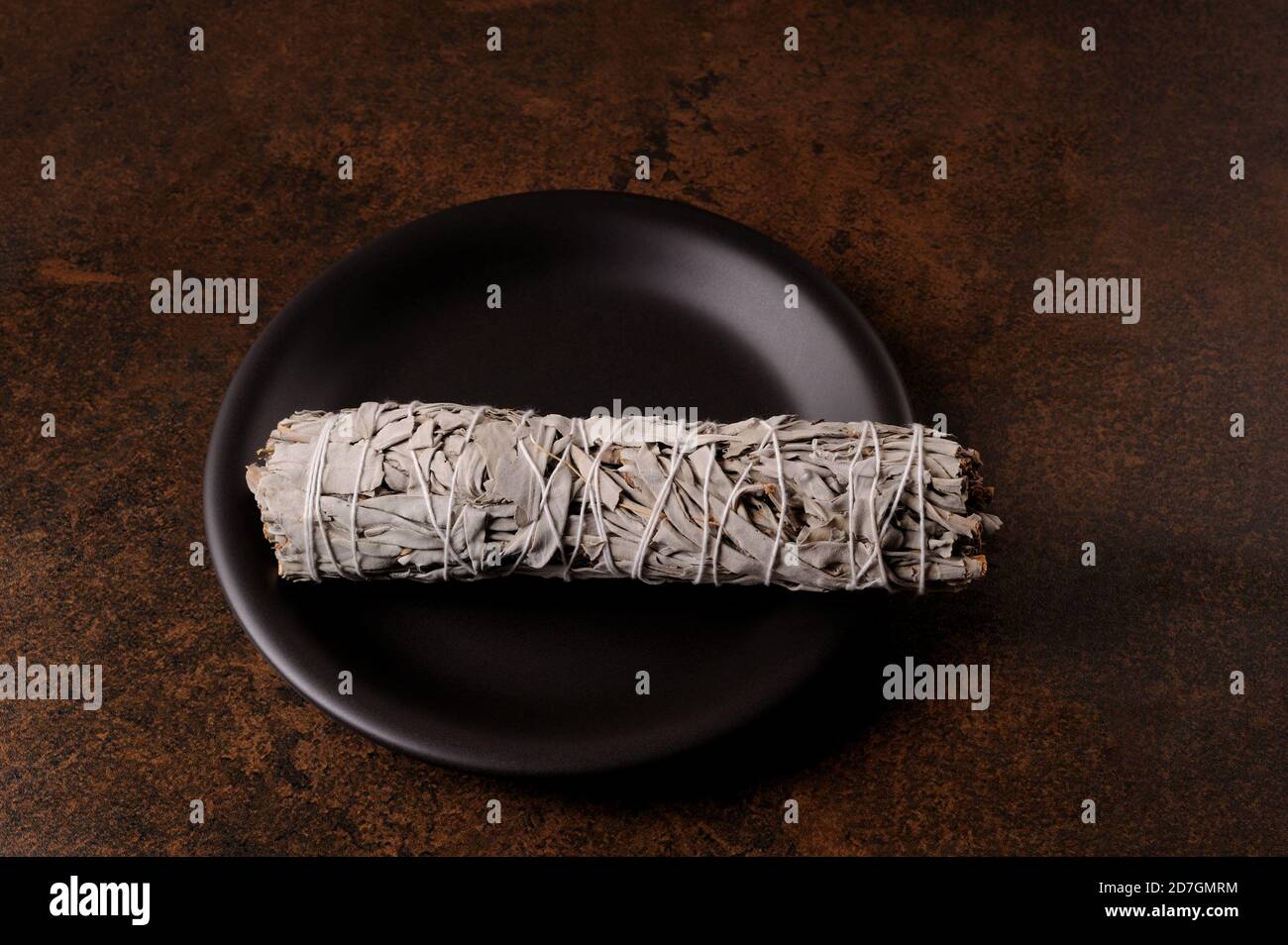 Bâton à sauge blanche pour la pratique rituelle curatif le sou, pour le dégagement d'énergie et la guérison. Banque D'Images