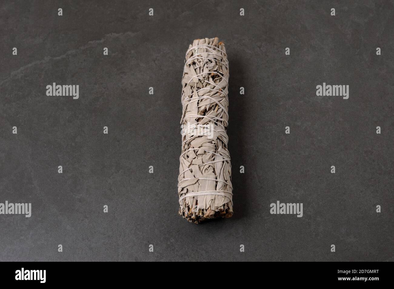 Bâton à sauge blanche utilisé pour le dégagement d'énergie et la guérison et pour les incenses spirituelles. Banque D'Images