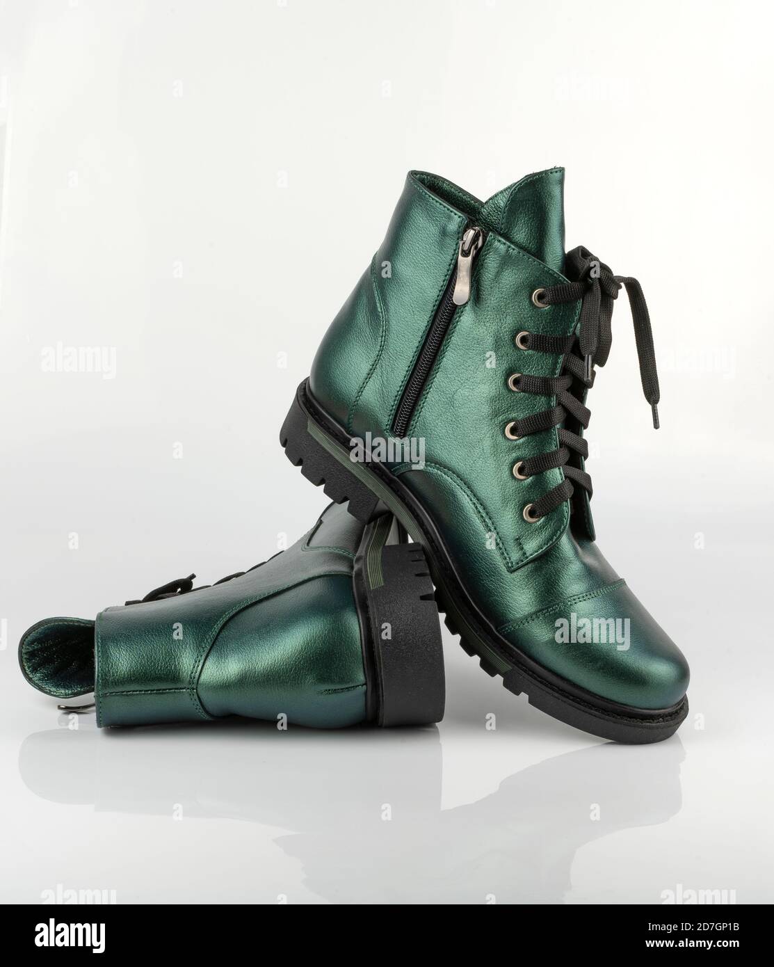 Chaussures en cuir vert. Chaussures d'hiver à fourrure. Peau de mouton à l'intérieur, comme l'isolation. Chaussure élégante isolée sur fond blanc. Gros plan. Lacets, tracteur Banque D'Images