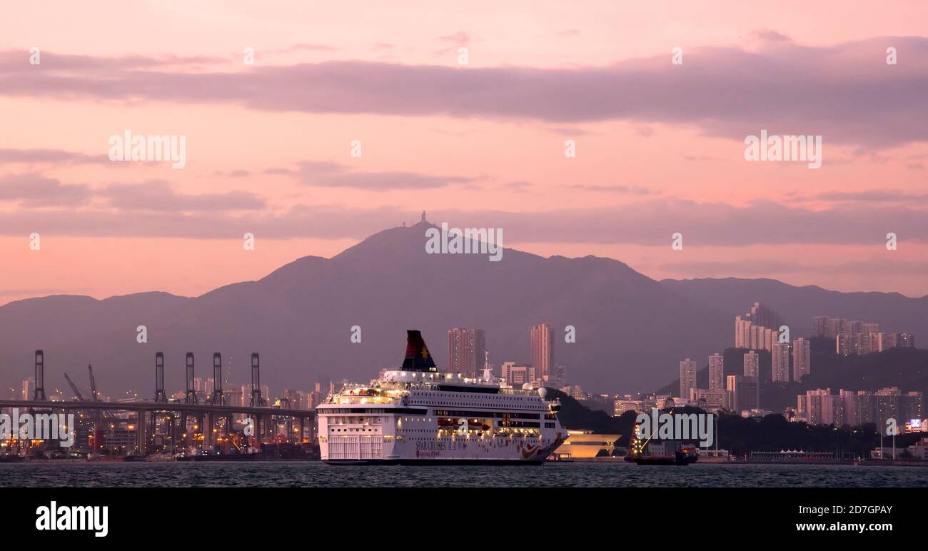 Les bateaux de croisière ont amarré dans le port de Victoria et ne naviguent pas en raison de la pandémie de Covid-19, port de Victoria, Hong Kong, Chine. Banque D'Images