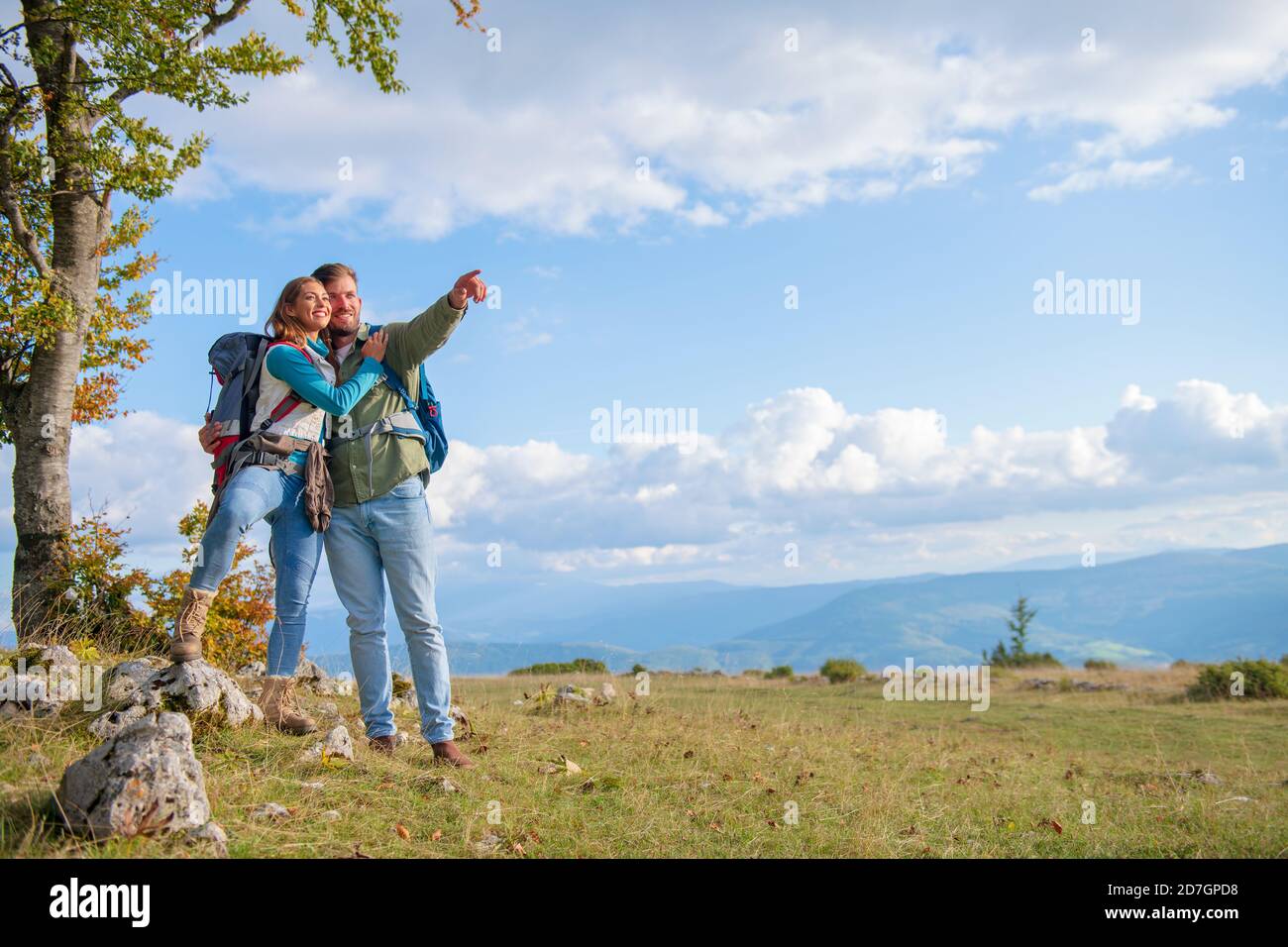 Deux randonneurs avec sac à dos debout au-dessus d'une montagne et regardez Banque D'Images