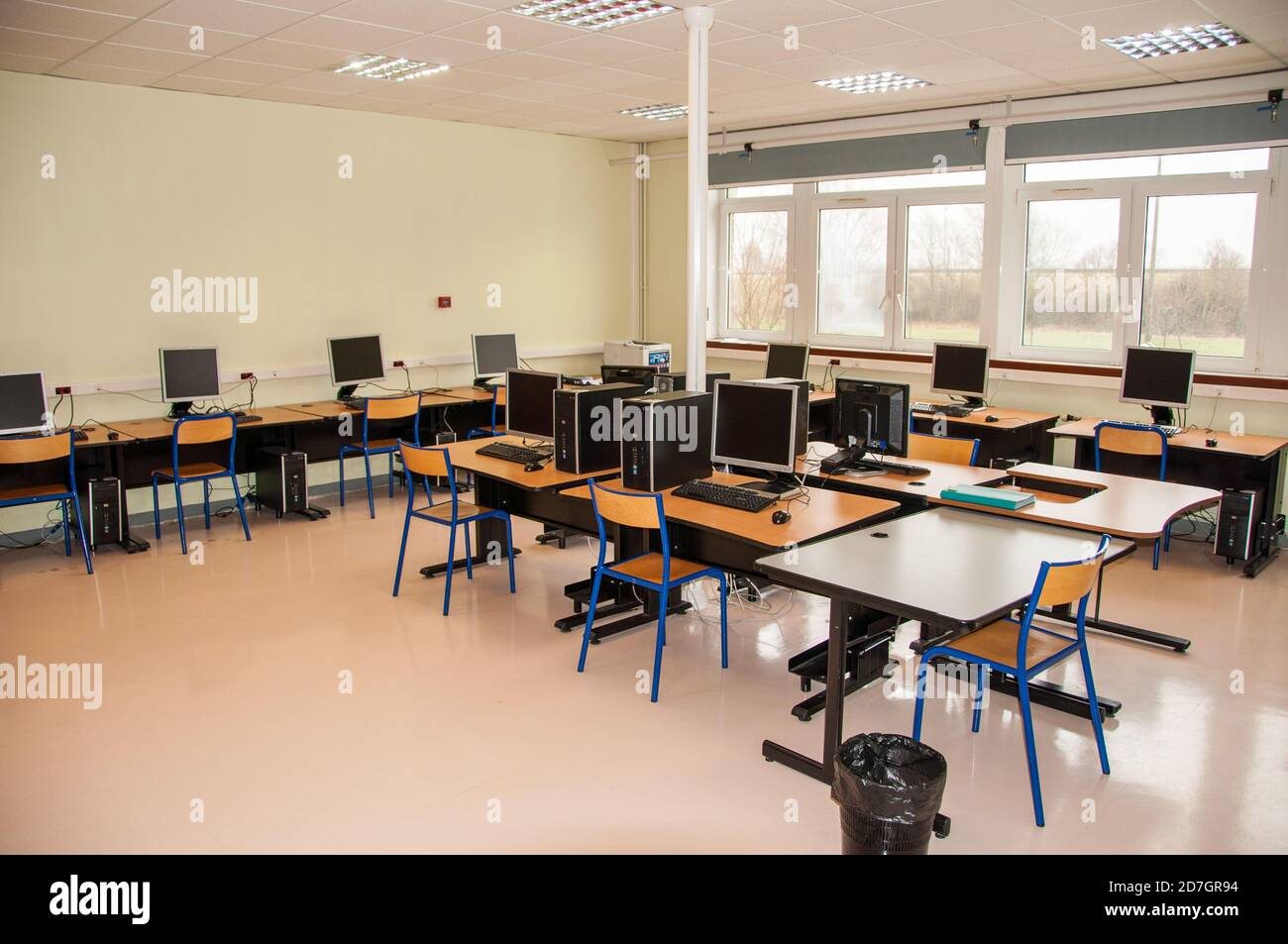 Classe avec des ordinateurs dans une école secondaire française Banque D'Images