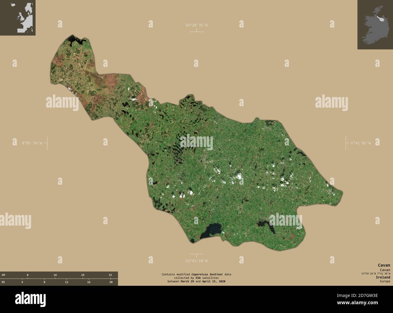 Cavan, comté d'Irlande. Imagerie satellite Sentinel-2. Forme isolée sur un arrière-plan solide avec des superpositions informatives. Contient Copernic Sen modifié Banque D'Images