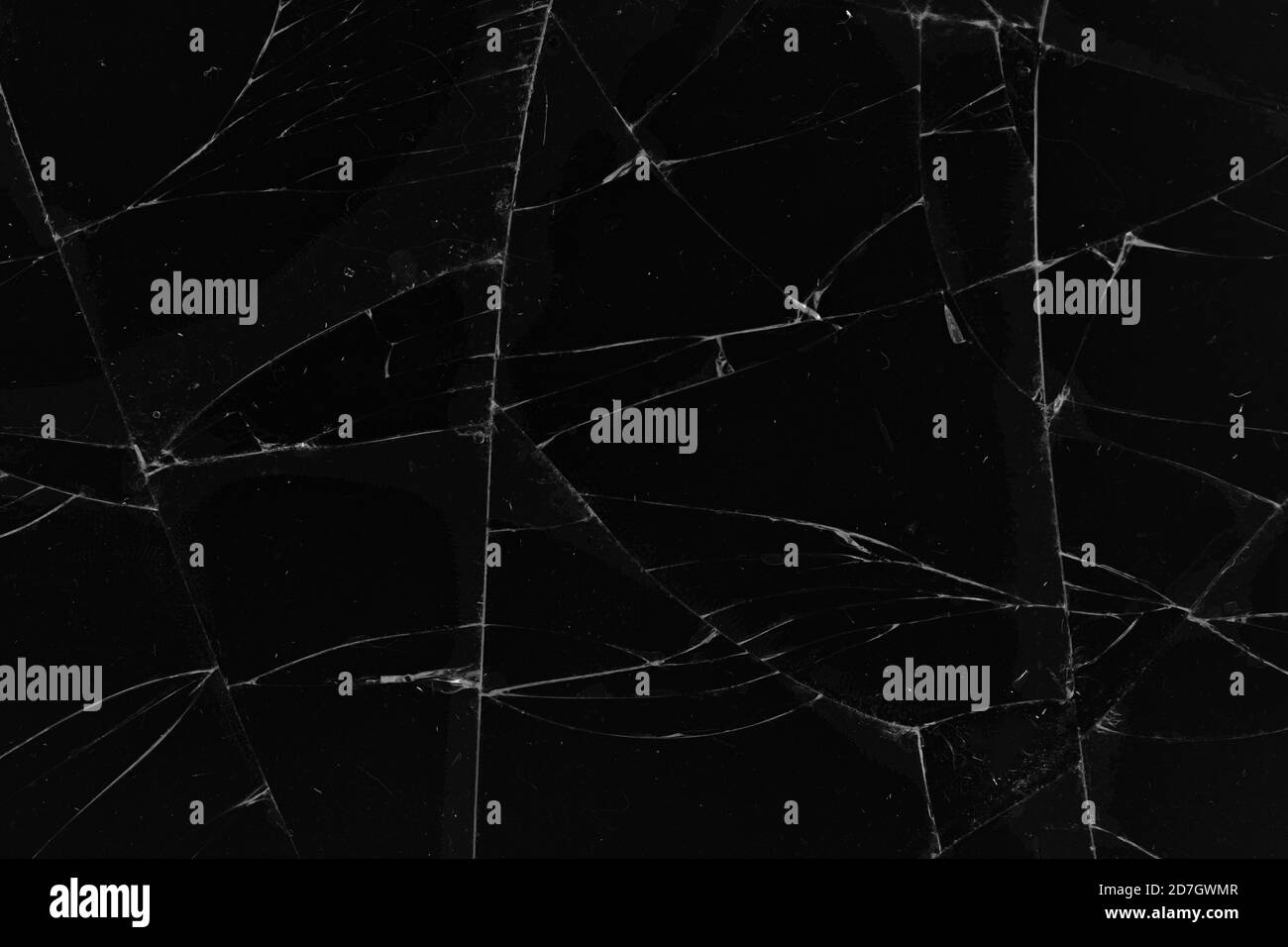 Fond noir de texture de verre craquelée. Fissure sur la vitre. Écran cassé. Téléphone noir cassé. Fissures blanches dans le verre Banque D'Images