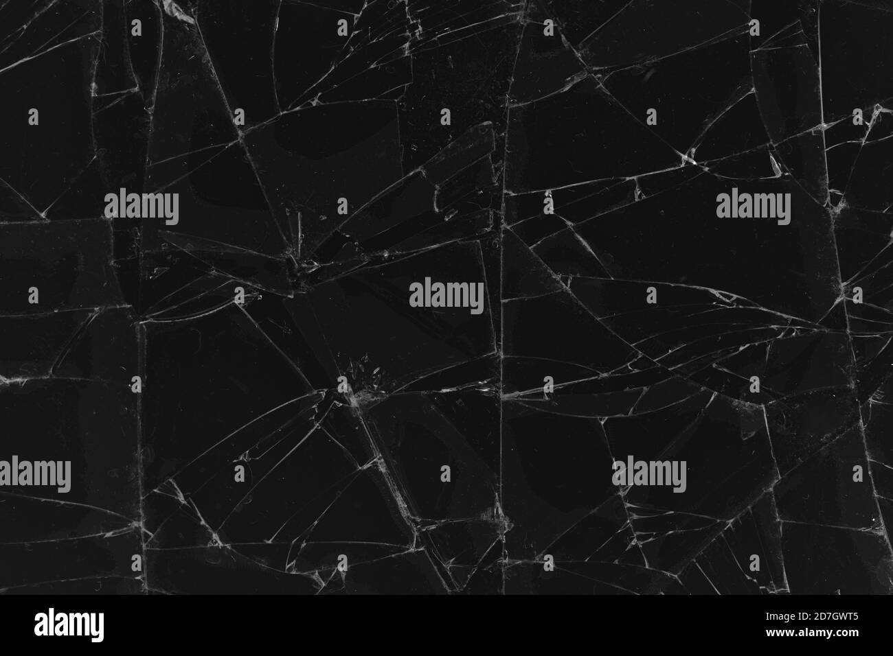 Fond noir de texture de verre craquelée. Fissure sur la vitre. Écran cassé. Téléphone noir cassé. Fissures blanches dans le verre Banque D'Images
