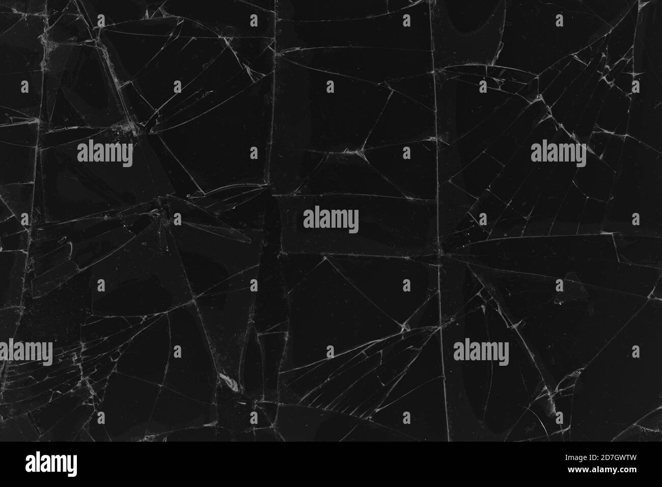 Fond noir de texture de verre craquelée. Fissure sur la vitre. Écran cassé. Téléphone noir cassé. Fissures blanches dans le verre Banque D'Images