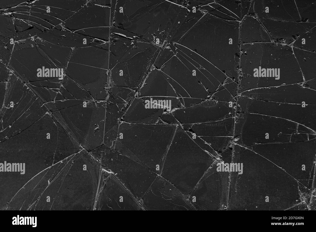 Fond noir de texture de verre craquelée. Fissure sur la vitre. Écran cassé. Téléphone noir cassé. Fissures blanches dans le verre Banque D'Images