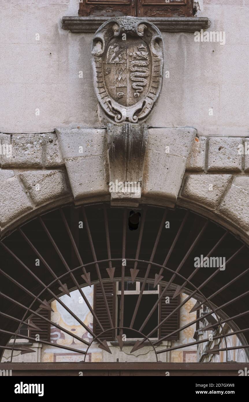 L'ancien bouclier avec le snakesymbol de Milan sculpté L'entrée d'un ancien bâtiment.Lombardie, Italie Banque D'Images