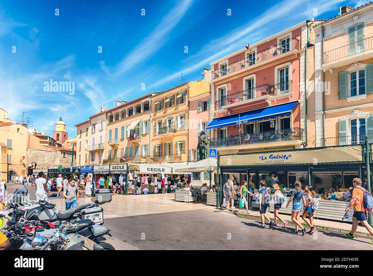 SAINT-TROPEZ, FRANCE - AOÛT 16 : vue sur le vieux port avec les yachts de luxe de Saint-Tropez, Côte d'Azur, France, 16 août 2019. La ville est un monde Banque D'Images