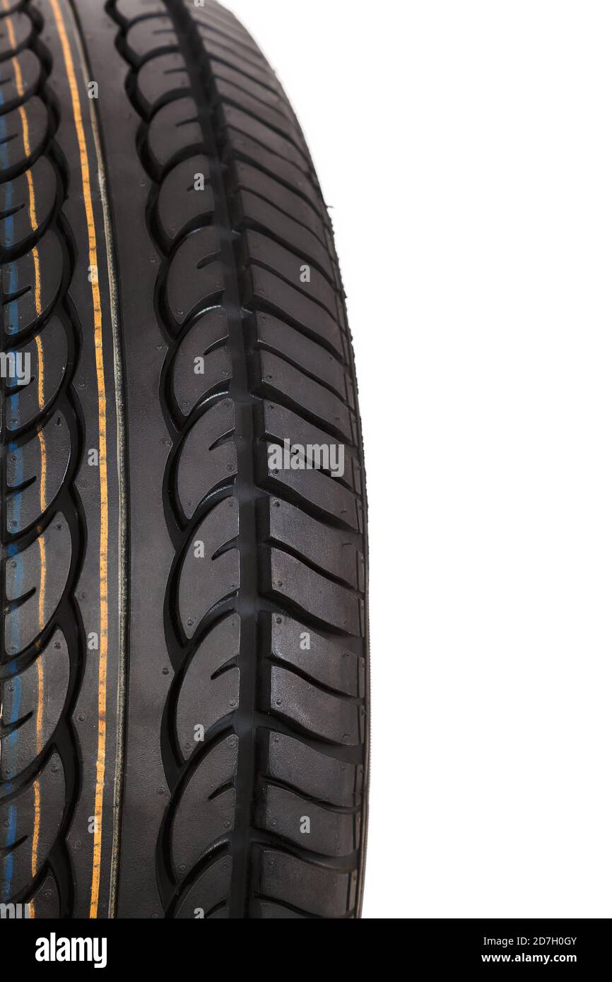 Pneus de voiture isolés sur fond blanc. Banque D'Images