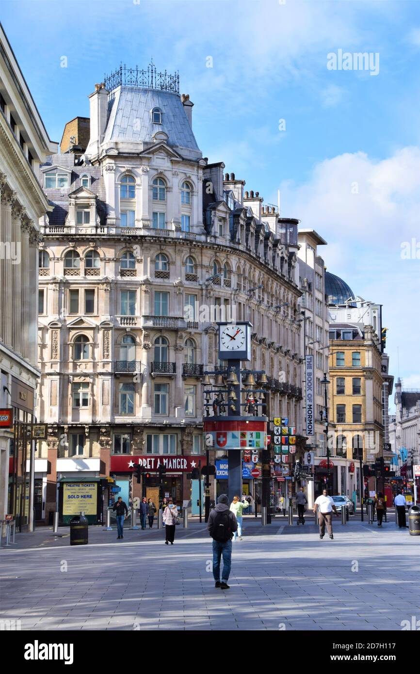 Leicester Square vue de jour avec People, Londres, Royaume-Uni Banque D'Images