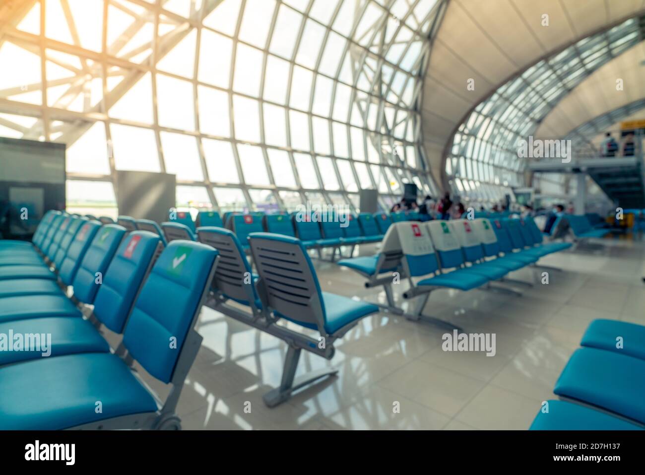 Siège flou dans le salon des départs du terminal de l'aéroport. Distance pour un siège garder la distance pour protéger le coronavirus et les passagers de distance sociale pour les s. Banque D'Images