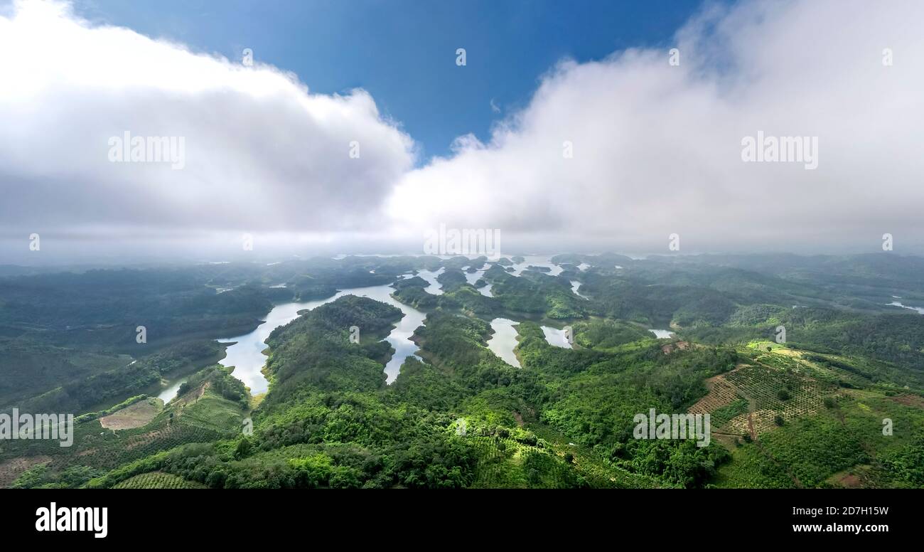 Ta Dung Lake vu d'en haut, il y a beaucoup de petites îles ici, la vue est comme dans le ciel. C'est un réservoir hydroélectrique dans la province de Dak Nong, Banque D'Images