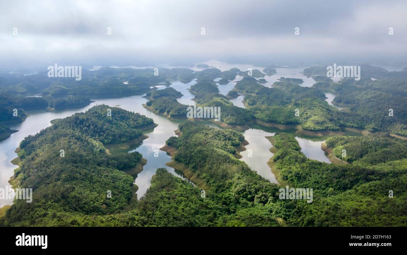 Ta Dung Lake vu d'en haut, il y a beaucoup de petites îles ici, la vue est comme dans le ciel. C'est un réservoir hydroélectrique dans la province de Dak Nong, Banque D'Images