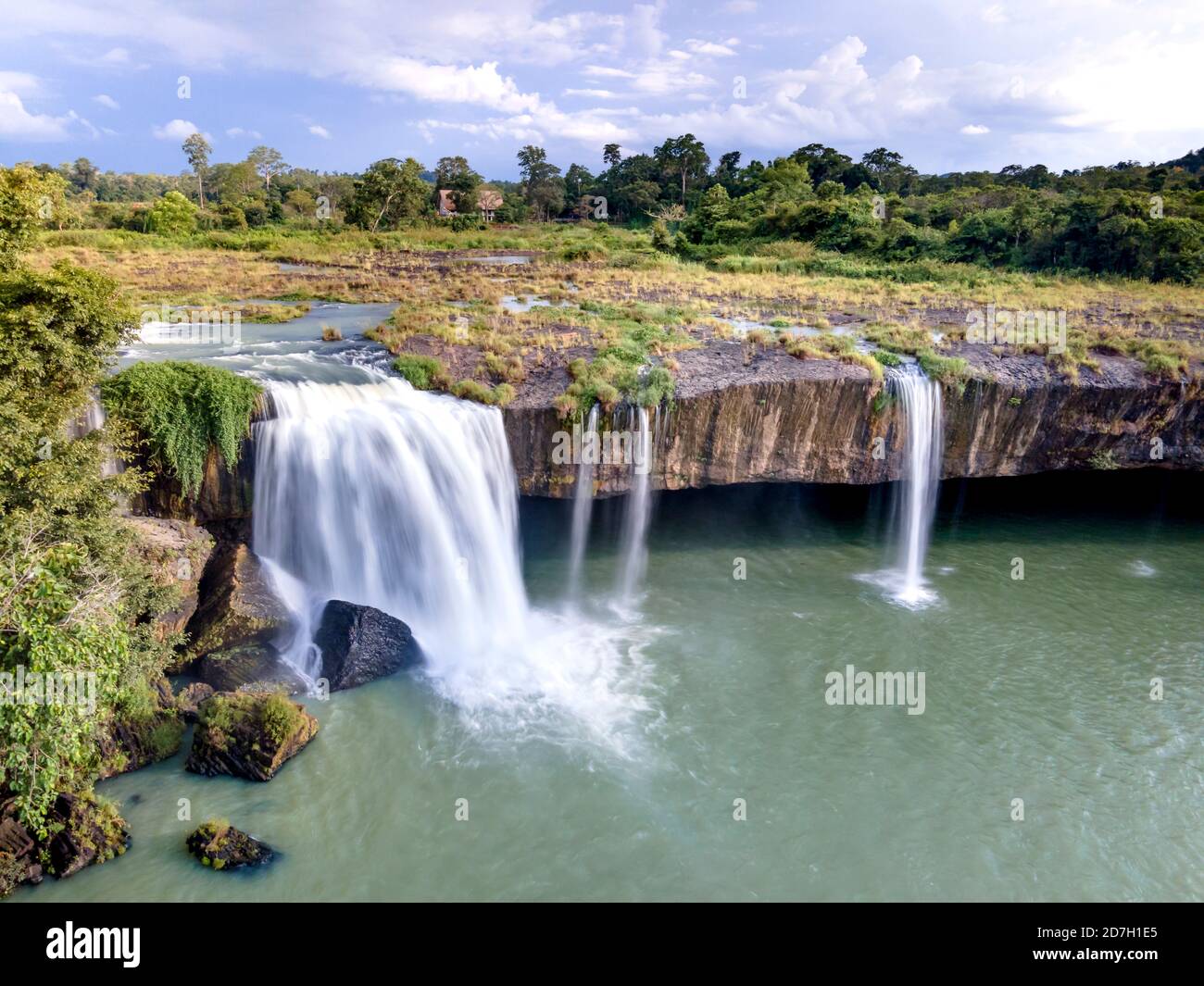 Vue panoramique de la magnifique cascade de Dray Nur dans la province de Dak Lak, Vietnam d'en haut Banque D'Images