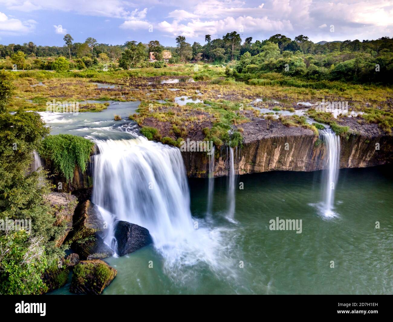 Vue panoramique de la magnifique cascade de Dray Nur dans la province de Dak Lak, Vietnam d'en haut Banque D'Images